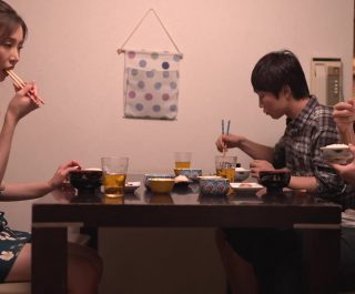 Hiếp mẹ thằng bạn
